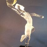Trophée basket - Trophée d’art 2015 - Basketteur – Plan rapproché statuette en verre sculptée au chalumeau - Rhénald Lecomte - Art Verrier