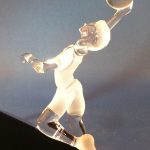 Trophée basket - Trophée d’art 2015 - Basketteur - Plan rapproché statuette en verre réalisée en verre plein - Rhénald Lecomte - Art Verrier
