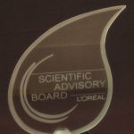 Trophée Entreprise L’Oréal 2013 - Trophée plaque forme goutte d’eau monté sur un socle noir - Scientific Advisory Board - Art Verrier
