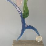 Trophée Entreprise Yves Rocher 2012 – Trophée football stylisé - Sculpture footballeur végétalisé en verre sur socle de pierre - Art Verrier
