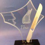 Trophée Excellence - Interbev Bretagne 2017 - Filière bovine - Concours national féminin Quimper - Trophée d’art avec marquage personnalisé socle noir