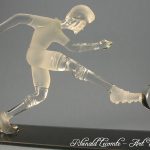Trophée d’art football - Joueur de foot sculpté en verre plein - Création 2007 - Traitement verre satiné - verre translucide - Rhénald Lecomte - Art Verrier