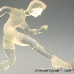 Trophée football - Trophée cadeau d’art personnalisé - Joueur de foot en verre - Plan rapproché - Rhénald Lecomte - Art Verrier