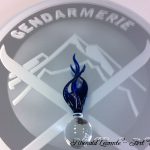 Trophée Gendarmerie - Brigade de Gendarmerie Aix les Bains - Savoie - Trophée en verre forme ronde - Flamme forme traditionnelle en verre plein et fond sablé - Art Verrier