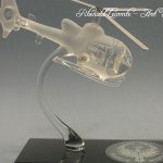 Trophée d’art passion 2009 - Hélicoptère Gazelle en verre - Socle en verre noir et personnalisation logo Phoenix Mistral - Art Verrier