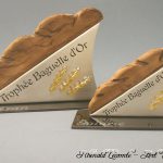 Trophée boulangerie - Trophée d’ excellence Baguette d’or - Artisan - Salarié - Création d’art artisanale bois - verre - métal - 2013 - Art Verrier - La Gacilly