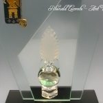 Trophée militaire en verre 2008 - Trophée d’art constitué de deux plaques de verre biseautées formant support pucelle militaire en métal et fond flamme sculptée en verre
