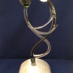 Trophée d’art design - Trophée cadeau couple d’amoureux en verre - Socle courbe métal personnalisé avec date rencontre - Art Verrier