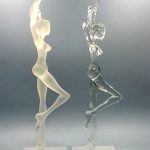 Trophée Entreprise - L’Oréal 2007 - Sculpture féminine et image de marque - Corps de verre féminin et idéal de beauté - Statuettes féminines sur socle transparent - Art Verrier
