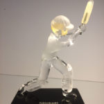 Trophée cricket - Trophée sculpture en verre 2021 - Joueur de cricket - Sculpture en verre satiné et translucide sur socle noir personnalisé - Rhénald Lecomte - Art Verrier
