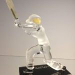 Trophée cricket - Trophée sculpture 2021 - Joueur de cricket - Batteur sculpté en verre plein - Rhénald Lecomte - Art Verrier