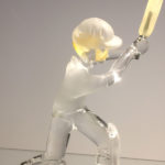 Trophée cricket - Trophée sculpture en verre 2021 - Joueur de cricket - Traitement verre satiné - verre translucide - Rhénald Lecomte - Art Verrier