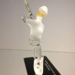 Trophée cricket - Trophée d’art 2021 - Joueur de cricket - Sculpture en verre réalisée au chalumeau - Rhénald Lecomte - Art Verrier